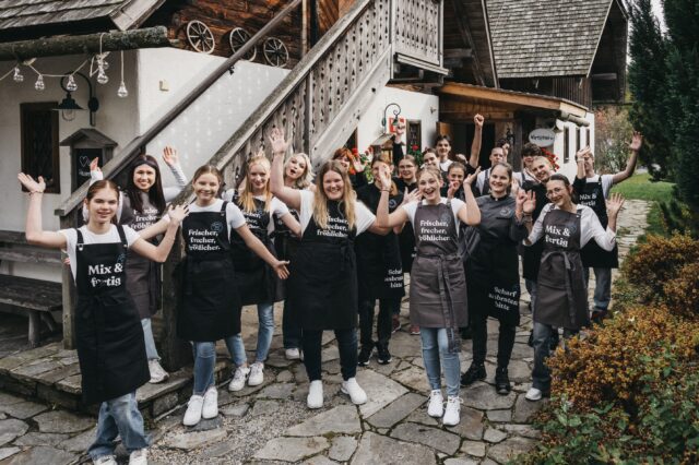 (c) Heldentheater Das Team der Lehrlinge im Restaurant Huab'n in der Steiermark