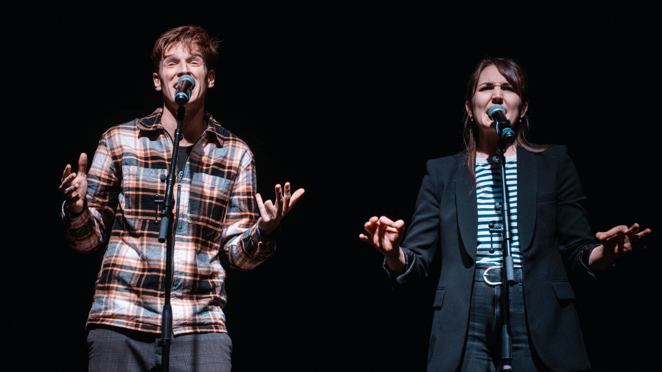 Das Poetry Slam Team "Tommy und Annika" gewannen 2023 und 2024 die deutschsprachigen Poetry Slam Meister*innenschaften.