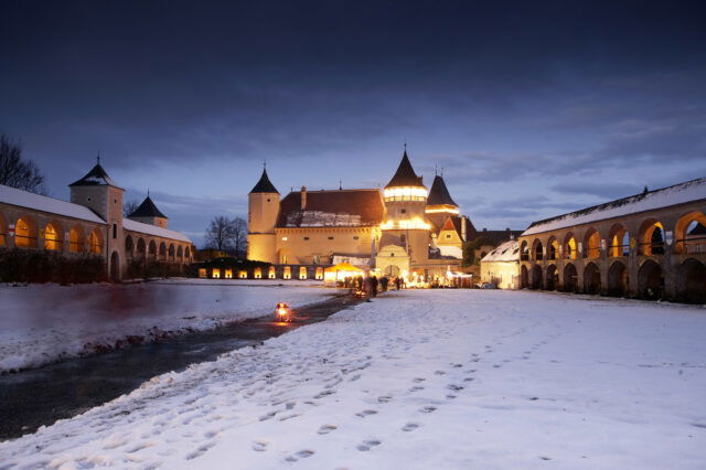 das abendliche Schloss Rosenburg in vorweihnachtlicher Beleuchtung