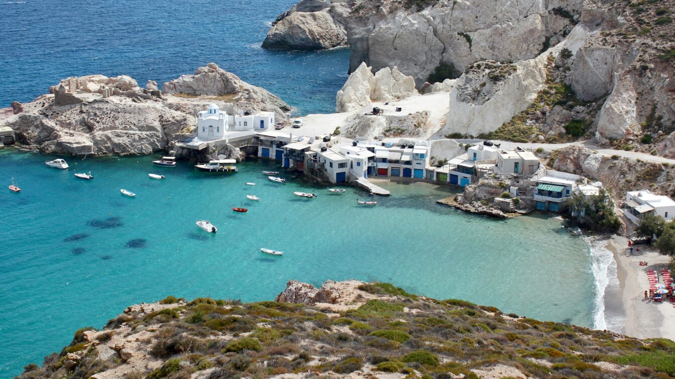(c) David Tip | Unsplash Die griechische Insel Milos von oben.