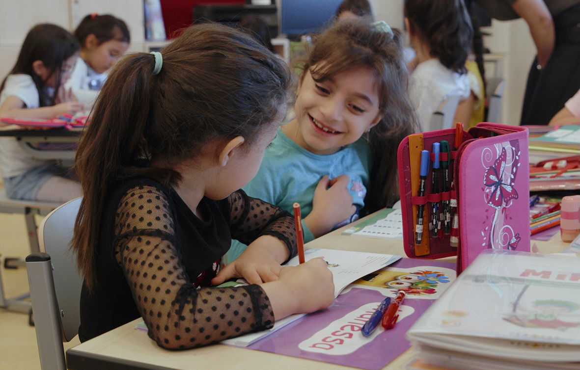 Szene aus dem Kino-Film Favoriten: Zwei Kinder in einer Schule