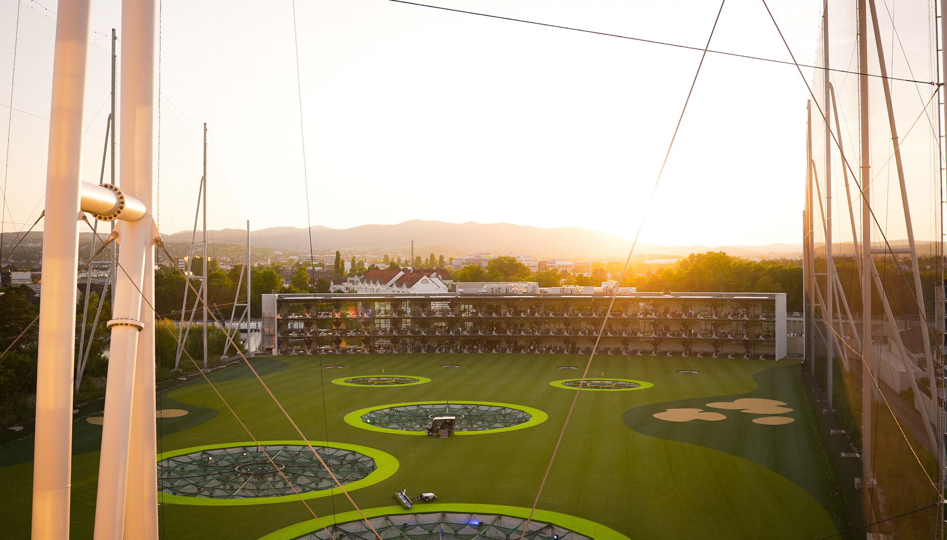 Blick auf einen Golfplatz bei Sonnenuntergang