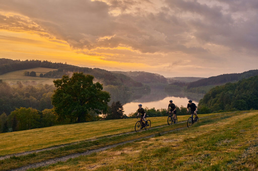 Gravelbiker unterwegs auf Tour im Sauerland.