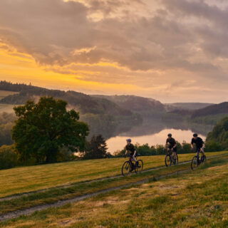 Gravelbiker unterwegs auf Tour im Sauerland.