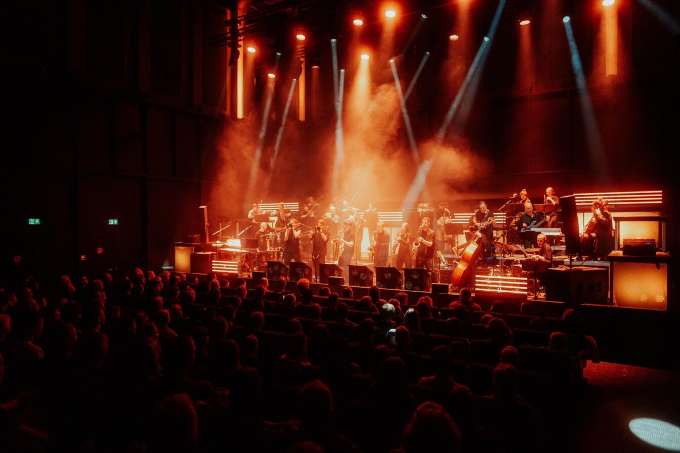 Jazzrausch Bigband & Bergson Phil' bringen eine Techno-Sinfonie ins Bergson Kunstkraftwerk in München im November.