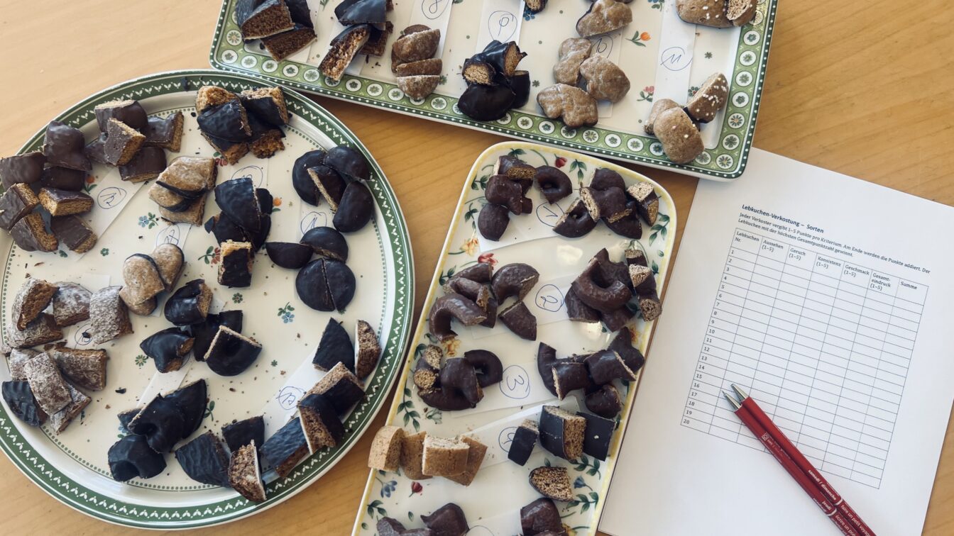 (c) Lisi Brandlmaier verschiedene Lebkuchen in Stücke geschnitten auf Tellern angerichtet