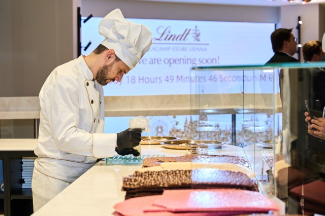 (c) Eszter Czenki Ein Schokolatier, der Tafeln im Lindt-Flagship-Store zubereitet.