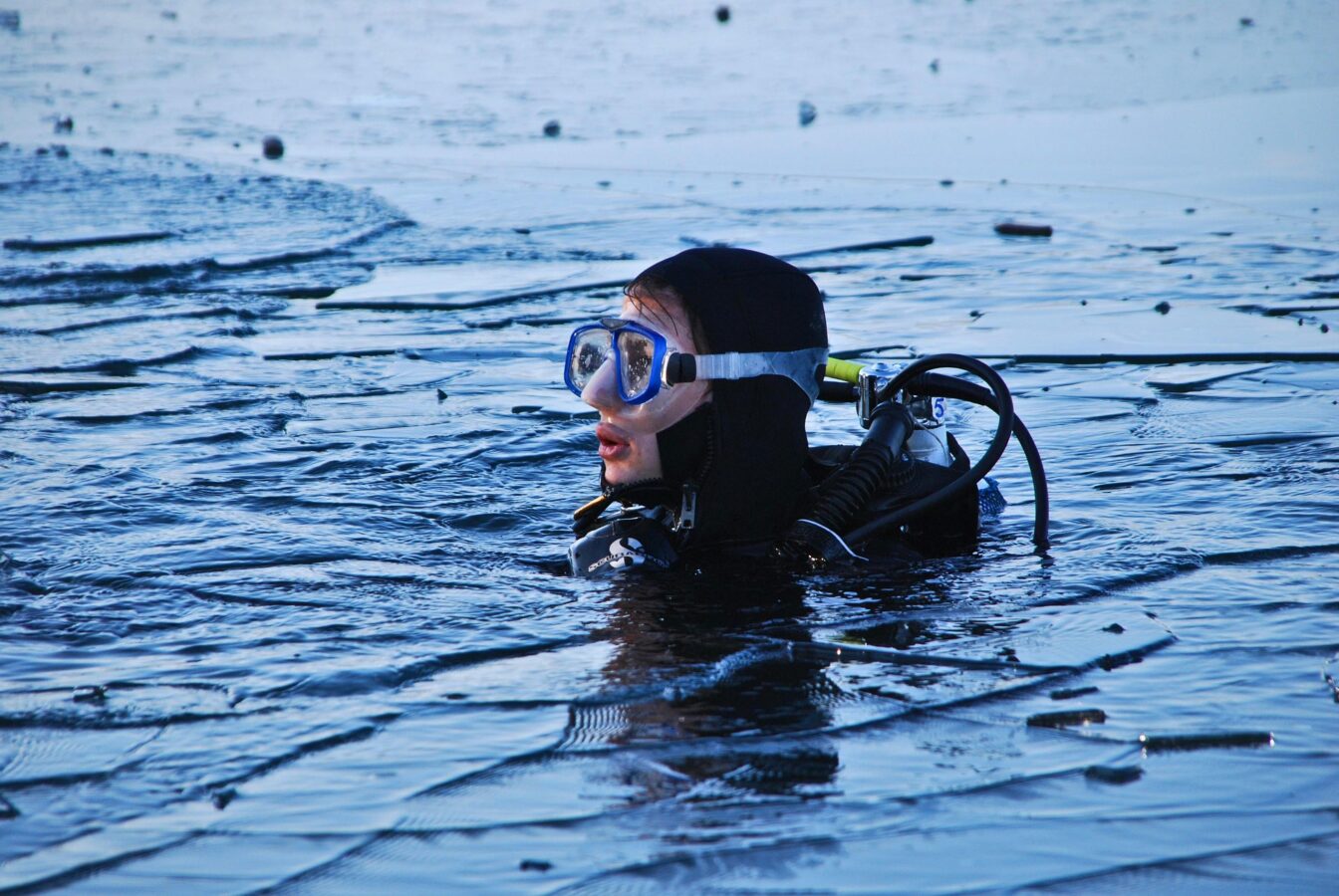 Im Weißensee tauchen: Person mit Tauchausrüstung im See zu sehen (c) pixabay