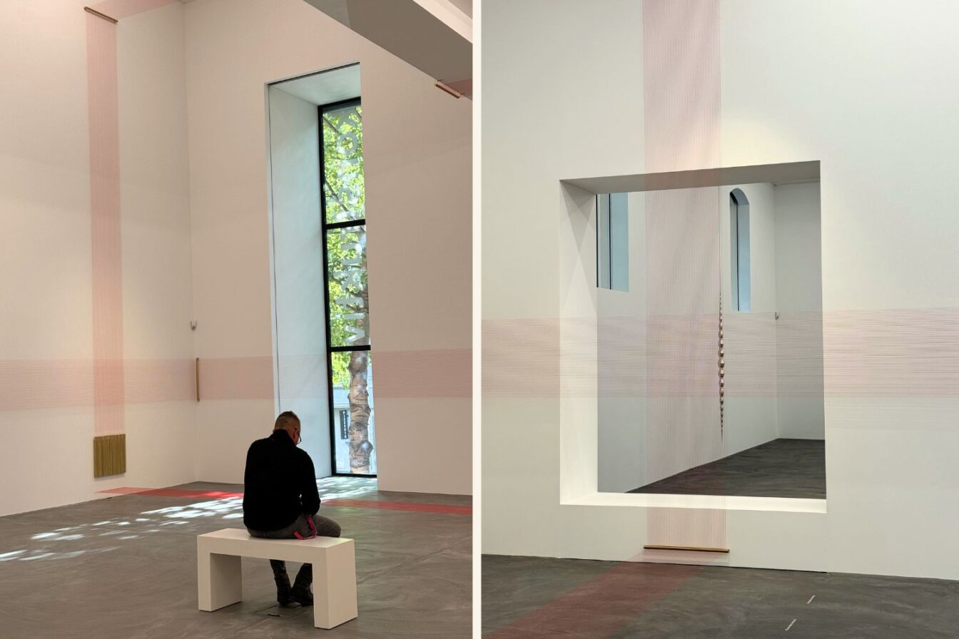 Zweiteiliges Foto einer Ausstellung im Museum Haus Konstruktiv in Zürich. Links sitzt eine Person auf einer weißen Bank in einem hohen, hellen Raum mit minimalistischer Installation aus feinen, horizontal und vertikal gespannten rosa Fäden. Durch ein hohes Fenster fällt Licht auf den grauen Boden. Rechts eine Nahaufnahme derselben Installation, bei der die gespannten Fäden eine geometrische Komposition um eine quadratische Wandöffnung bilden, durch die ein weiterer Raum sichtbar ist.