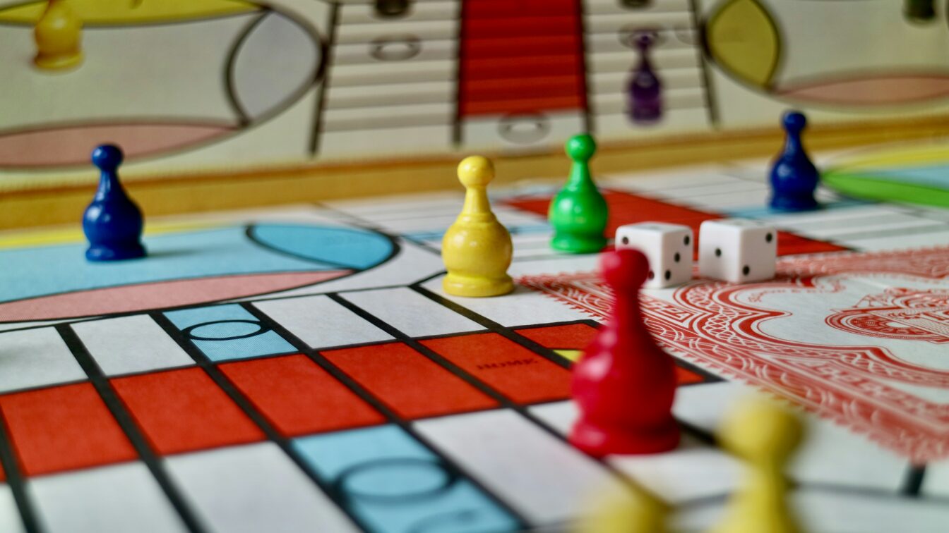 (c) Nik Korba | Unsplash Ein Brettspiel im Detail mit bunten Figuren