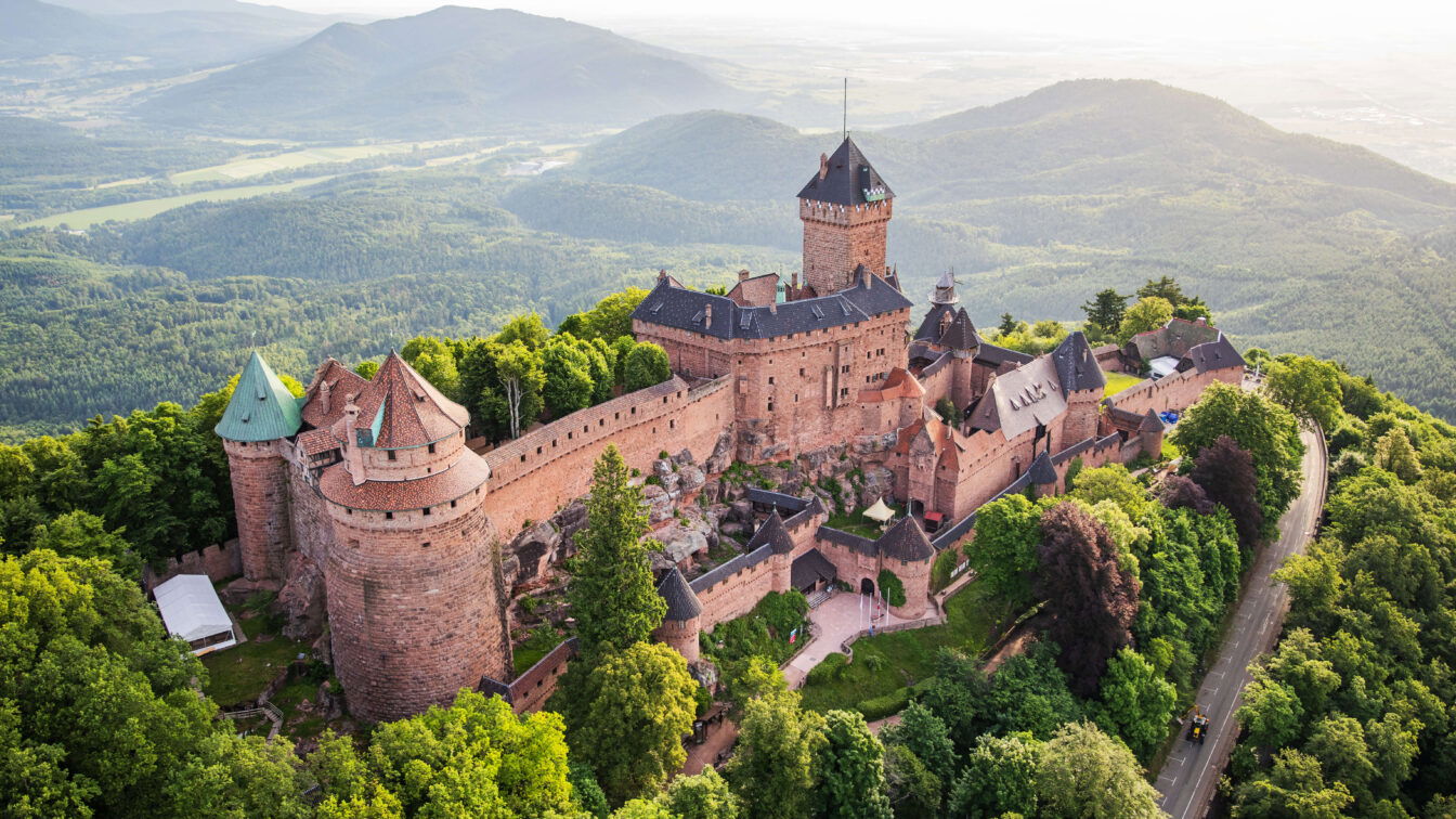 (c) Orschwiller Ein imposantes Schloss umgeben von grünen Wäldern