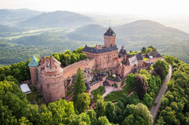 Ein imposantes Schloss umgeben von grünen Wäldern