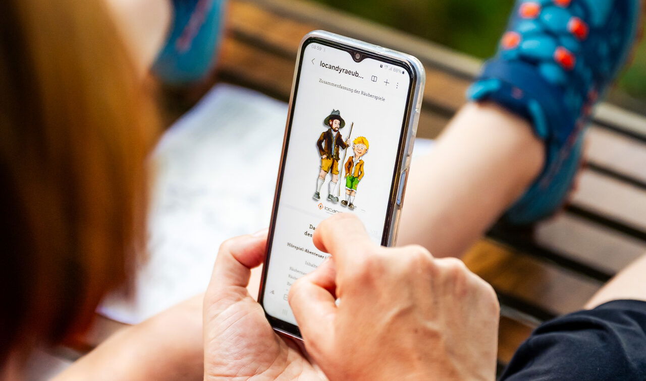 (c) Stabentheiner Eine Frau und ein Kind am Handy beim interaktiven Wanderweg