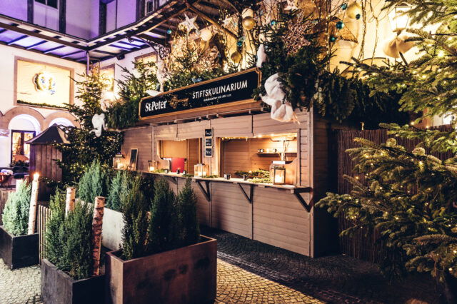 die Winterwunderwelt mit Glühweinhütte im St. Peter Stiftskulinarium in Salzburg
