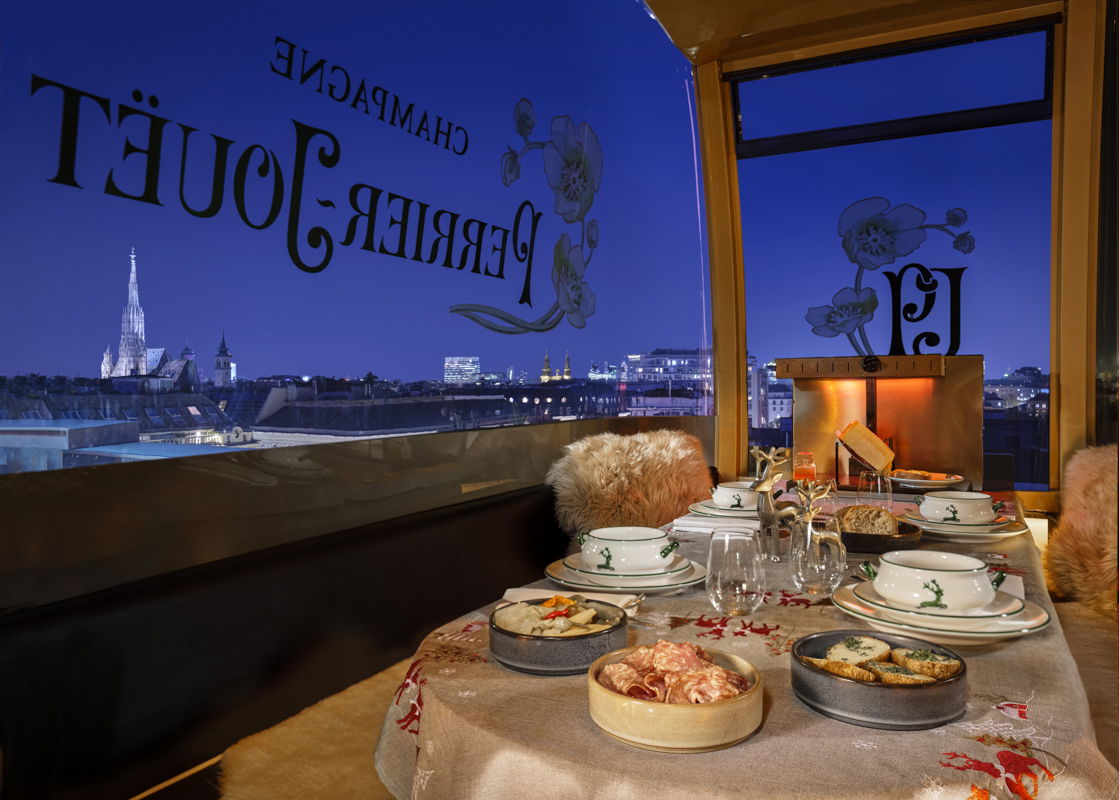 Dinner in der Salzburger Ski-Gondel auf der Atmosphere Rooftop Bar in Wien