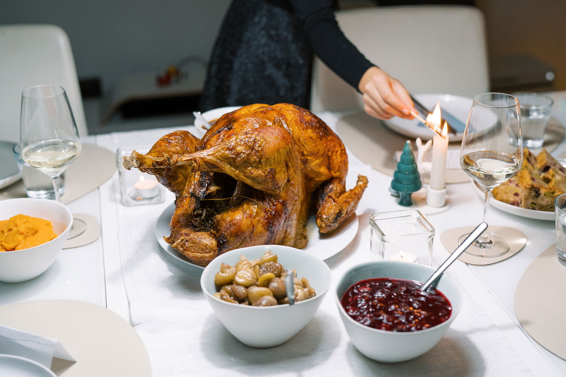 Thanksgiving Truthahn auf dem Tisch mit Beilagen