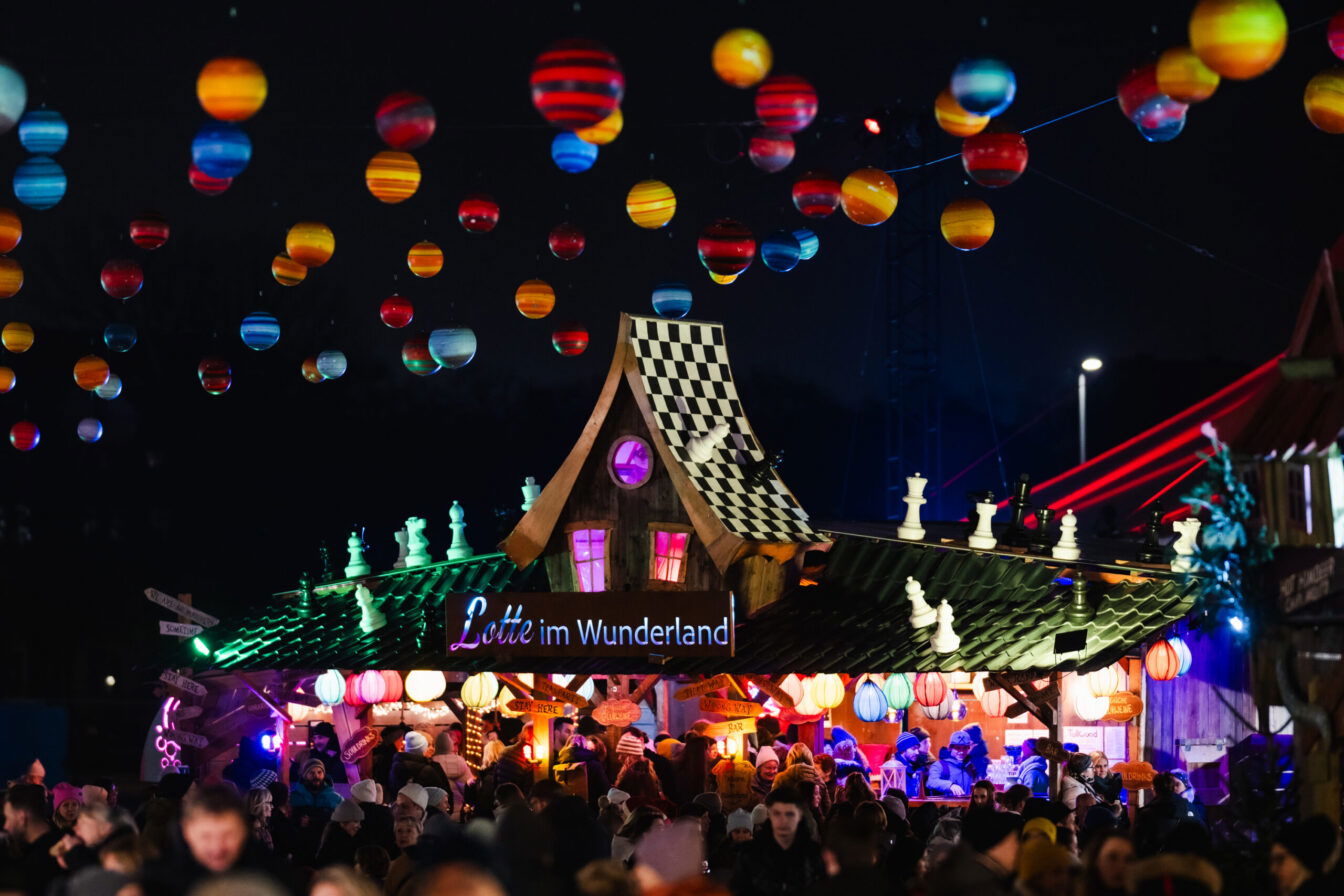Beim Tollwood Winterfestival in München gibt es Kunsthandwerk, Bio-Essen, viel Programm und Straßentheater. Einer der beliebtesten Weihnachtsmärkte Münchens.
