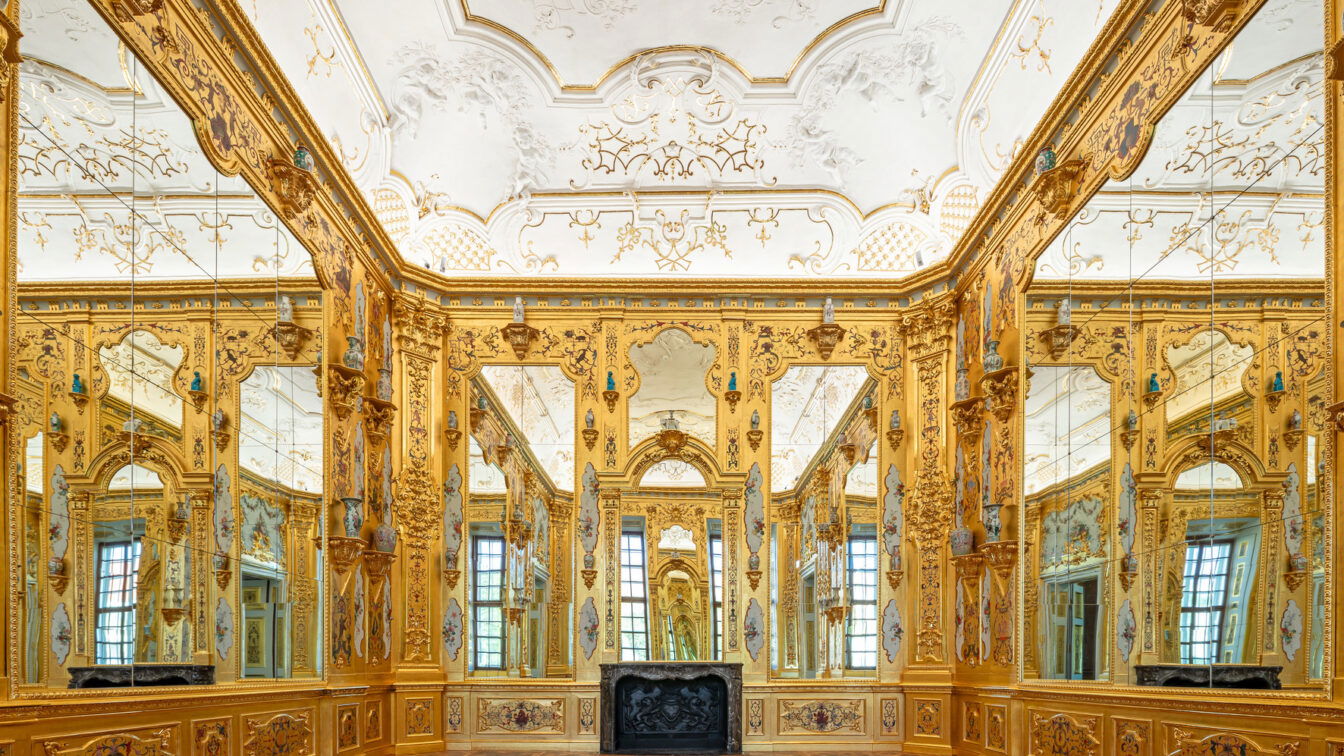 Goldverziertes Kabinett im Unteren Belvedere mit reich dekorierten Wänden, bemalten Paneelen und chinesischen Porzellanvasen auf prunkvollen Konsolen.
