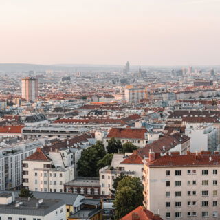 Wien von oben, skyline von Häusern mit beginnendem Sonnenuntergang