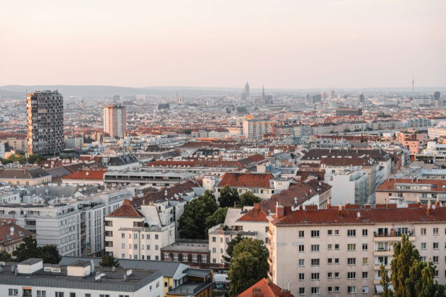 Wien von oben, skyline von Häusern mit beginnendem Sonnenuntergang