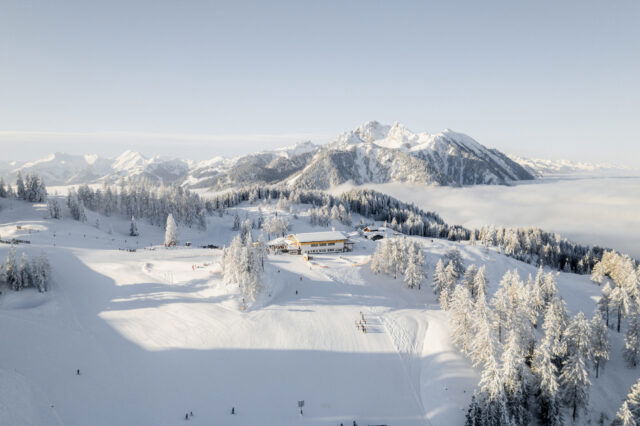 Blick auf eine Bergstation an der Piste im Winter.