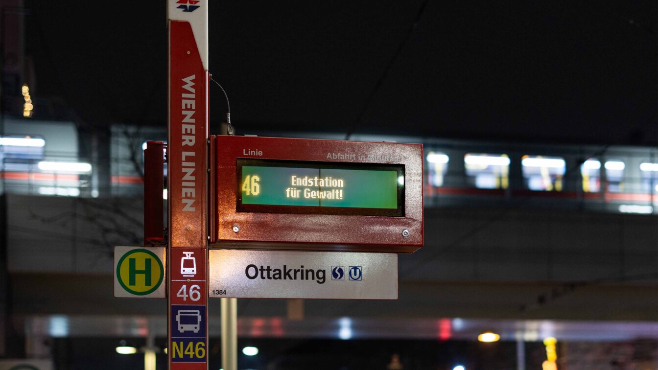 Die Botschaft "Endstation gegen Gewalt" wird auf Anzeigen der Wiener Linien angezeigt