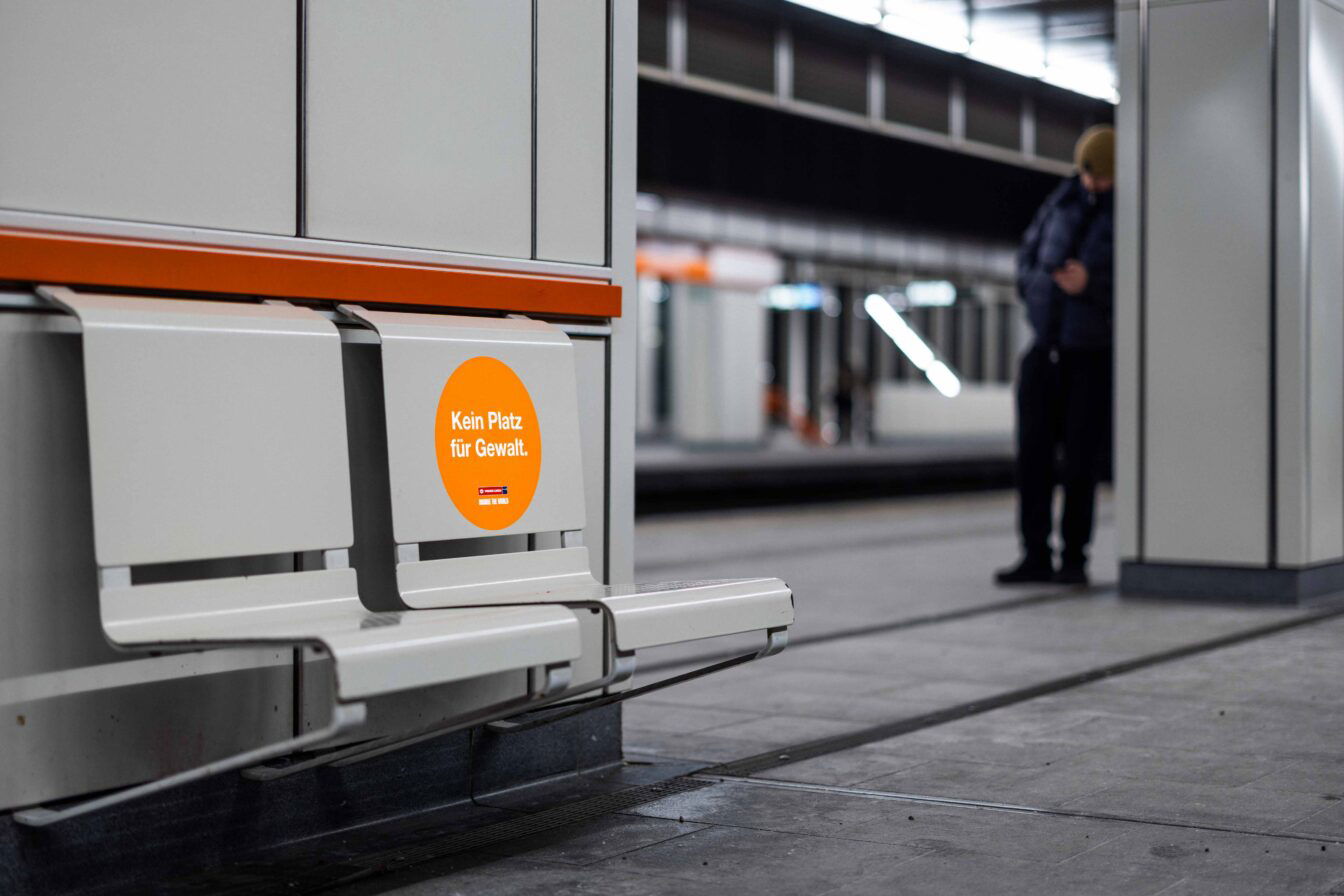In der U3-Endstation Ottakring befindet sich die Botschaft "Endstation für Gewalt!" auf jedem dritten Sitzplatz.