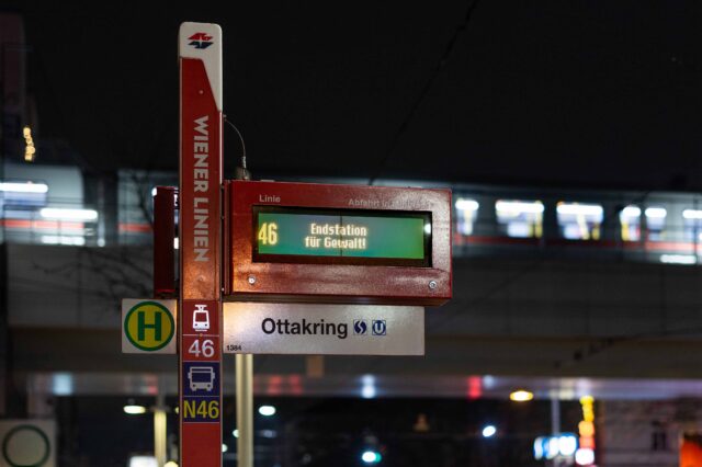 Die Botschaft "Endstation gegen Gewalt" wird auf Anzeigen der Wiener Linien angezeigt