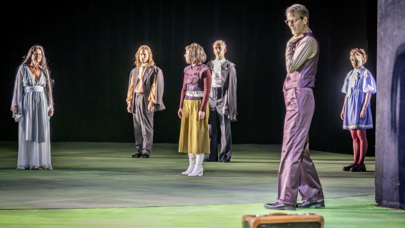 Menschen in bunter Kleidung auf der Bühne des Stadttheaters Klagenfurt