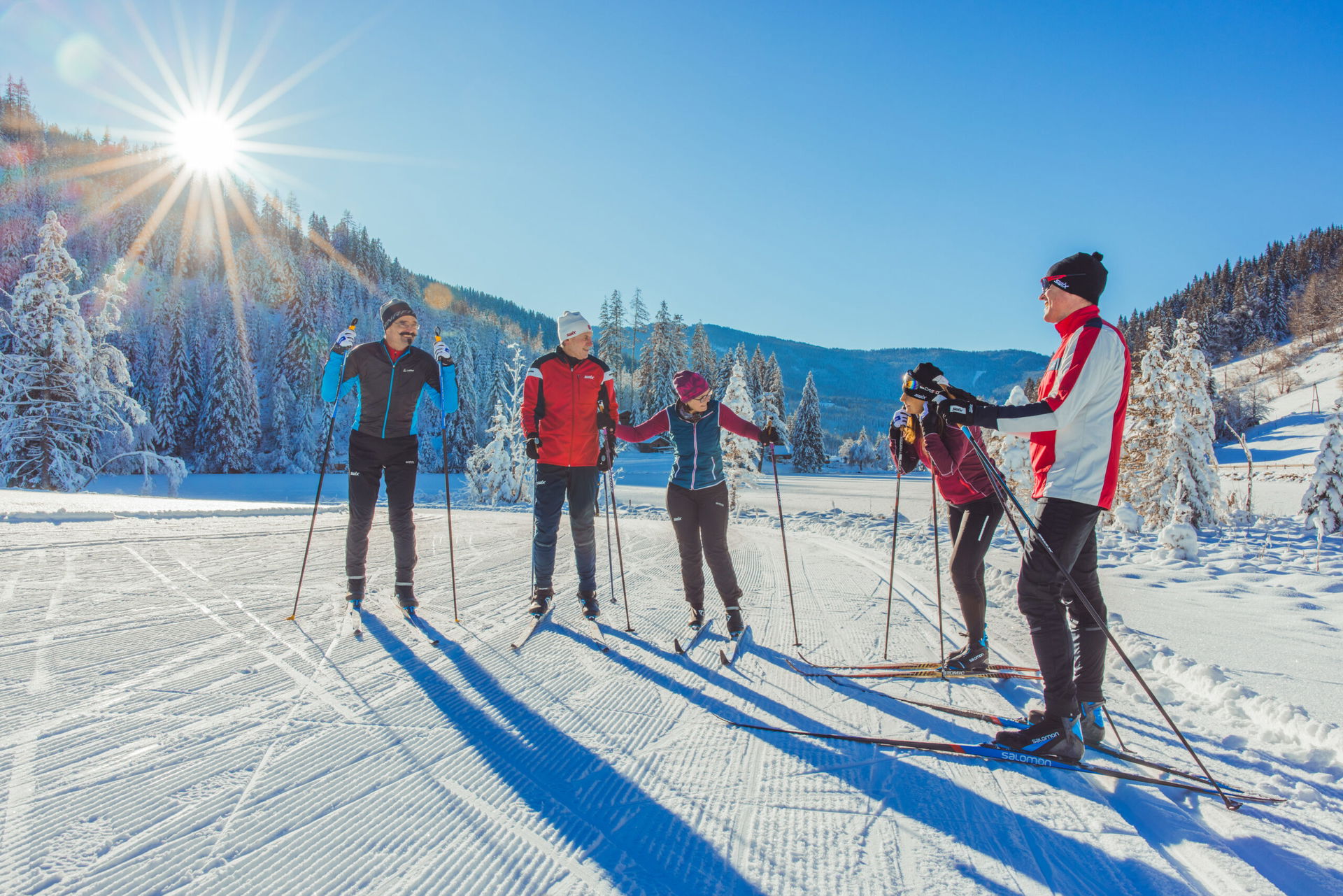 Langlaufgruppe im Schnee bei Sonnenschein
