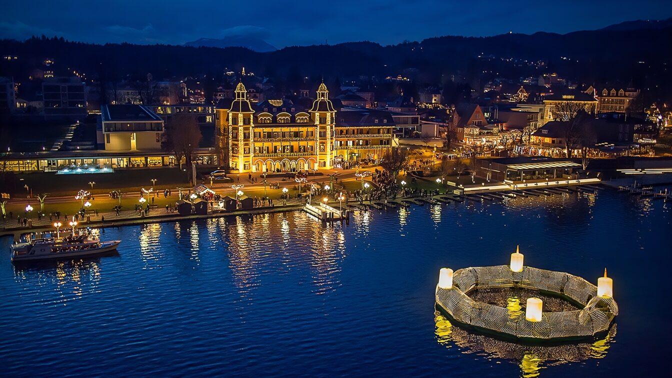 der schwimmende Adventkranz am Wörthersee beim Advent in Velden
