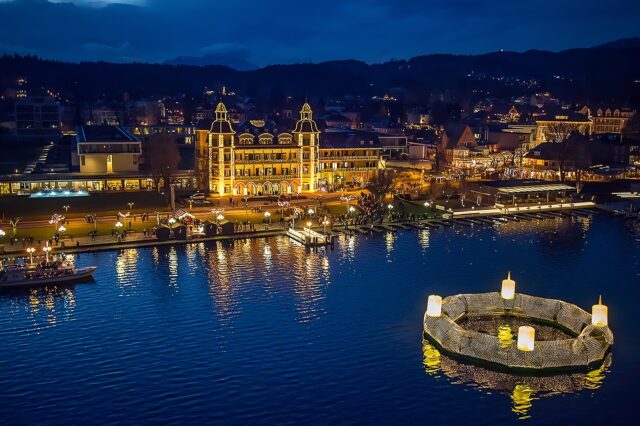 der schwimmende Adventkranz am Wörthersee beim Advent in Velden