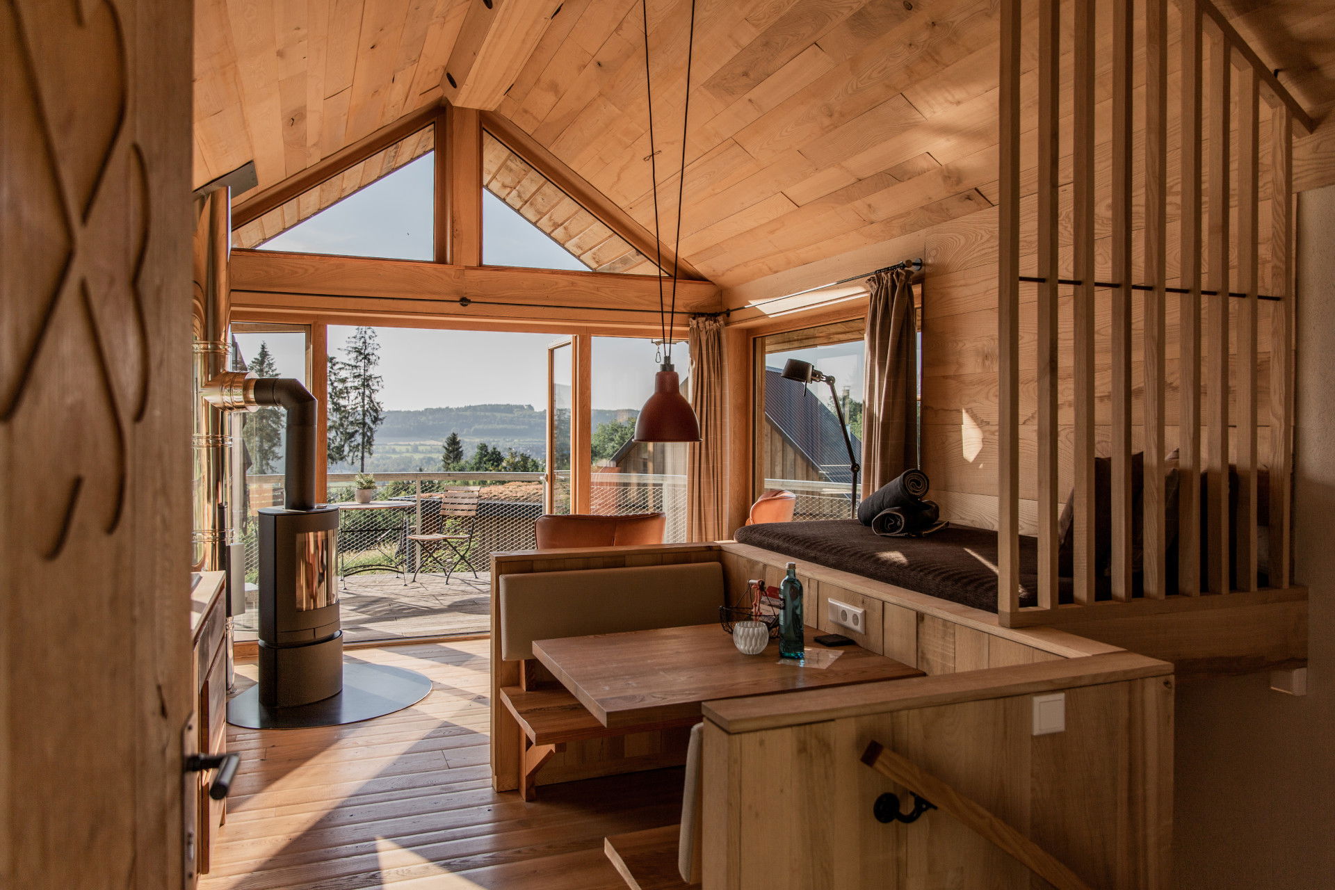 Der Innenraum einer Hütte im Bergdorf Liebesgrün in NRW