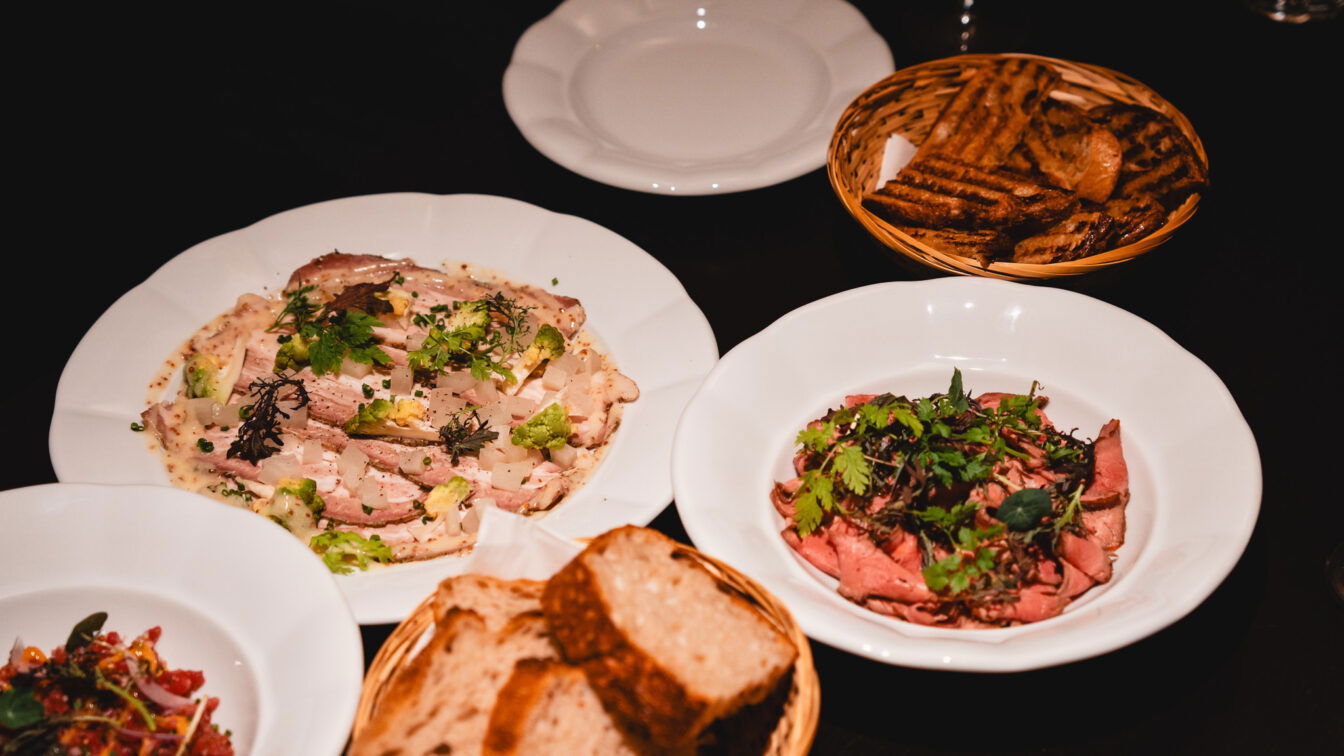 Ein gedeckter Tisch mit tschechischen Gerichten im Restaurant Severka.