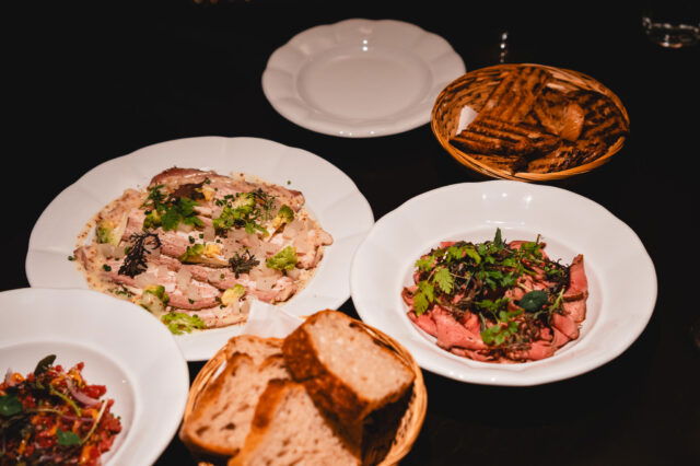 Ein gedeckter Tisch mit tschechischen Gerichten im Restaurant Severka.