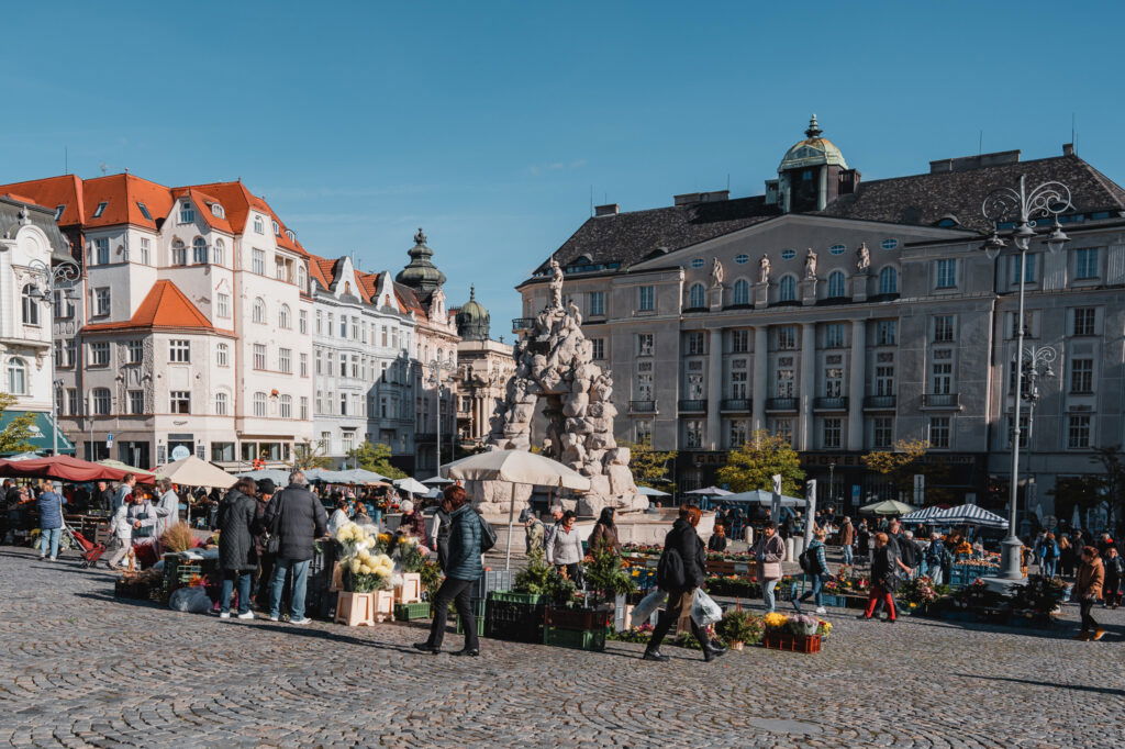 Der Kohlmarkt in der Brünner Altstadt bei Sonne.