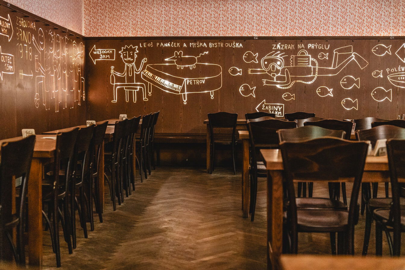 Der Innenraum eines Restaurants in Brno mit Holzvertäfelung