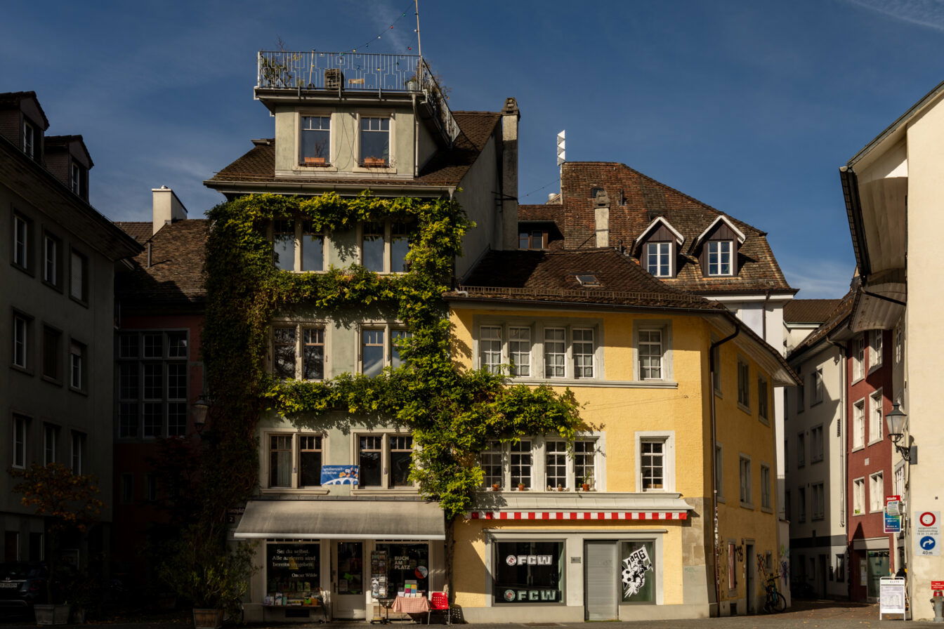 Das charmante Haus des Buchladens Buch am Platz in der Altstadt von Winterthur, mit begrünten Fassaden und gemütlichem Flair – ein kulturelles Highlight der Stadt