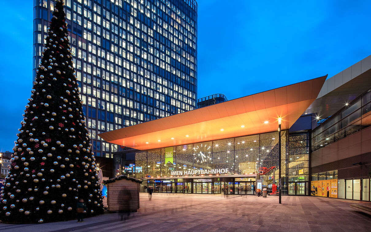 Der Wiener Hauptbahnhof leuchtet orange anlässlich der 16 Tage gegen Gewalt an Frauen