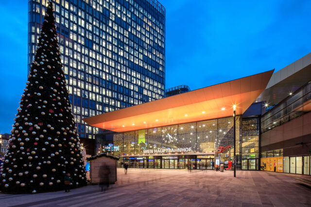Der Wiener Hauptbahnhof leuchtet orange anlässlich der 16 Tage gegen Gewalt an Frauen