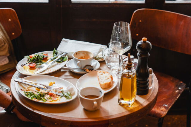 Ein Tisch mit leeren Tellern vom Frühstück