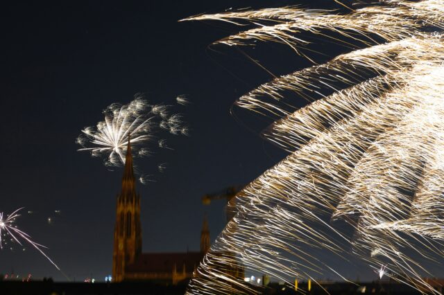 Silvester in München mit Feuerwerk an der Isar