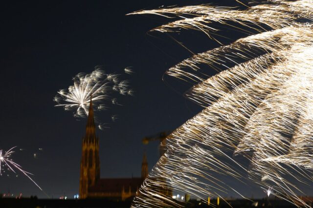 Silvester in München mit Feuerwerk an der Isar