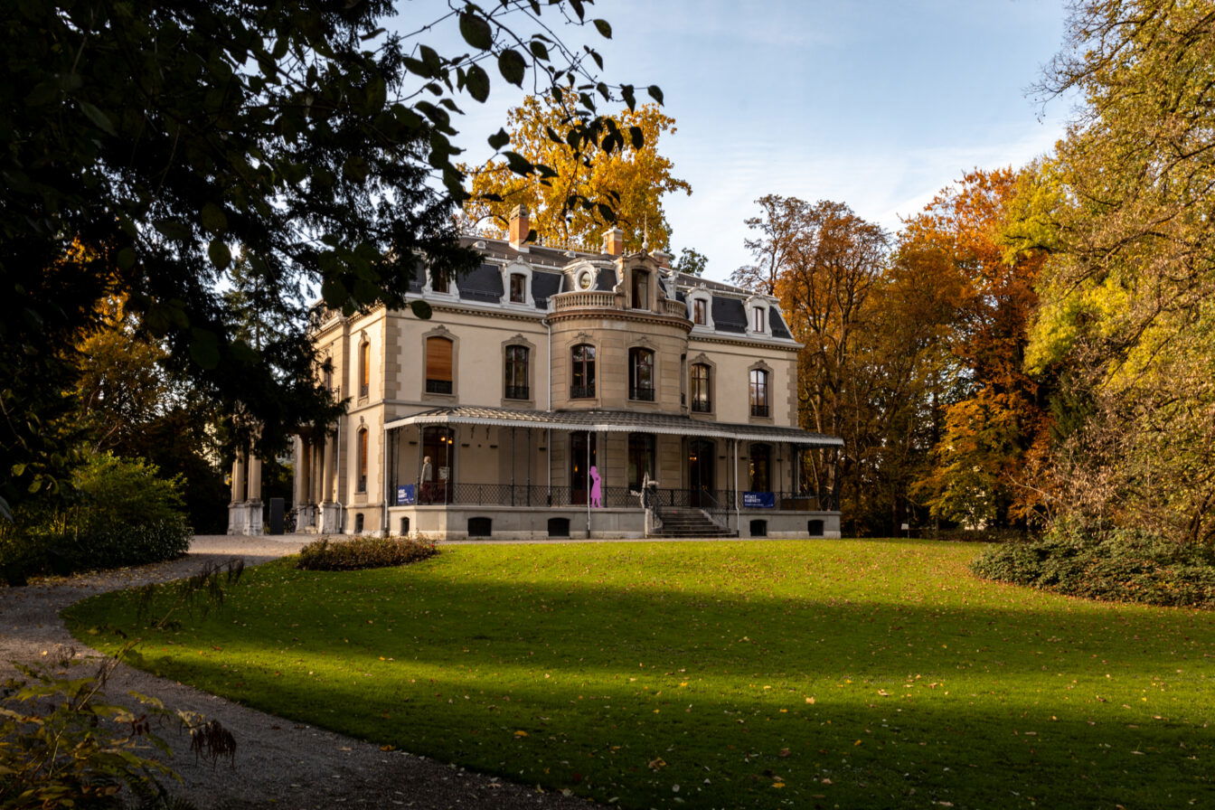 Die Villa Bühler in Winterthur, Heimat des Münzkabinetts, eingebettet in einen herbstlichen Park – ein stiller Ort voller Geschichte und eines der Highlights der Stadt.