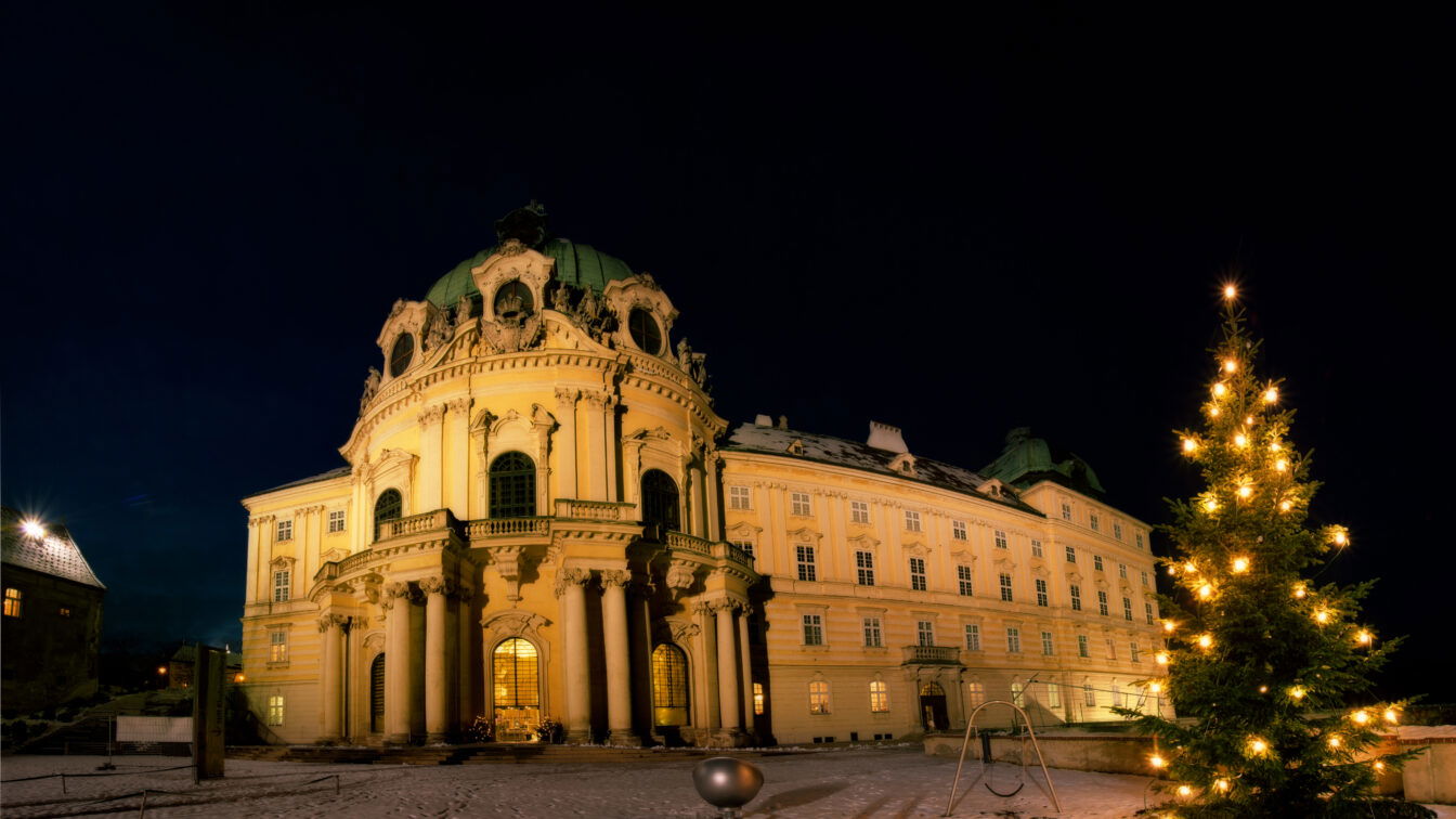 Stift Klosterneuburg in der Nacht zu Weihnachten