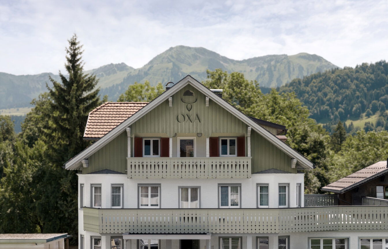 Außenansicht des neuen Hotels OXA in Hittisau im Bregenzerwald
