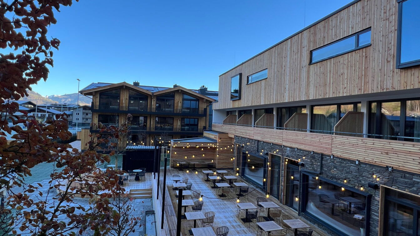 Winterliche Außenansicht des neuen Revier Boutique Hotels in Kaprun