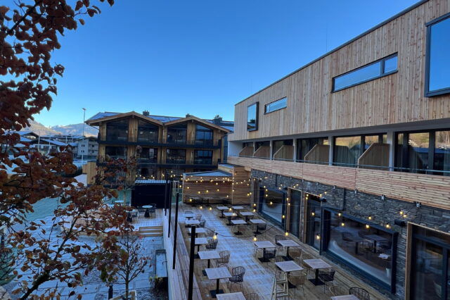 Winterliche Außenansicht des neuen Revier Boutique Hotels in Kaprun