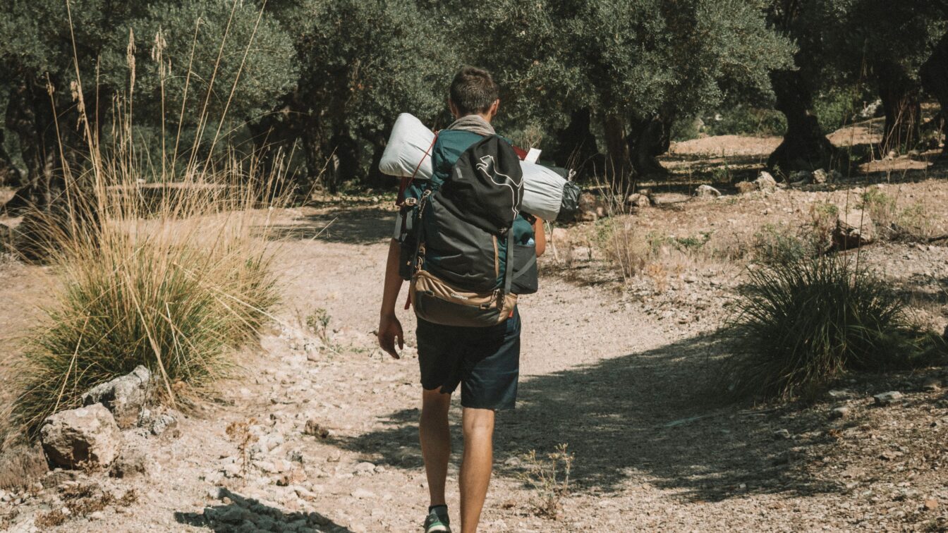 Ein Wanderer auf einem Weg in einem südlichen Land