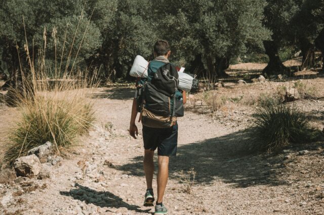 Ein Wanderer auf einem Weg in einem südlichen Land